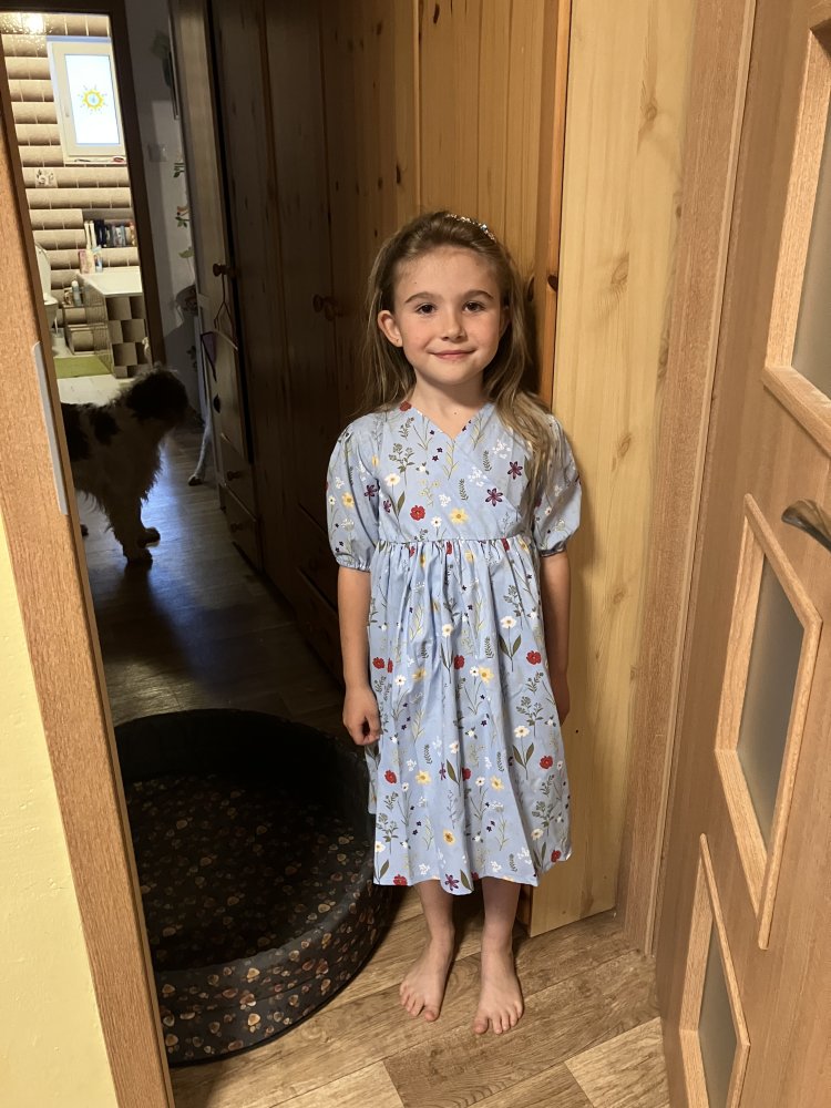 Dobrý den, chtěly bychom ze srdce poděkovat s dcerkou za nádherné šaty od Vás! Myslím, že krásně padnou, jen ty dívčí mohly být asi delší, ale to je moje chyba ve výběru. Bála jsem se, že by větší velikost byla už moc. Je nám v nich ale nádherně, děkujeme!!! Přejeme krásné jarní dny a mnoho radosti z tvorby!