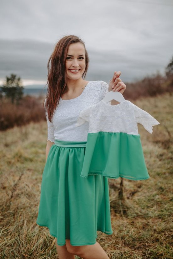 Společenské šaty ke kojení – bílo smaragdové
