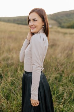 Elegant nursing turtleneck with puff sleeves - Beige