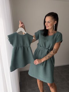Bavlnené šaty "Waffle" - MÁMA A DCERA – dark mint