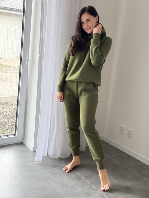 Kojicí mikina s kapucí – khaki zelená - Velikost: M/L