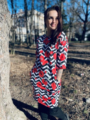 Oversized nursing dress - wavy lines with poppies
