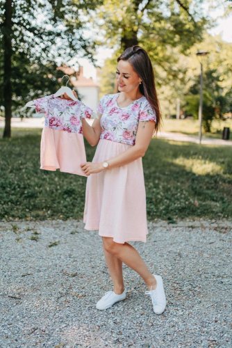 Mušelínové šaty ke kojení - MAMA a DCERA – rúžové pivonky