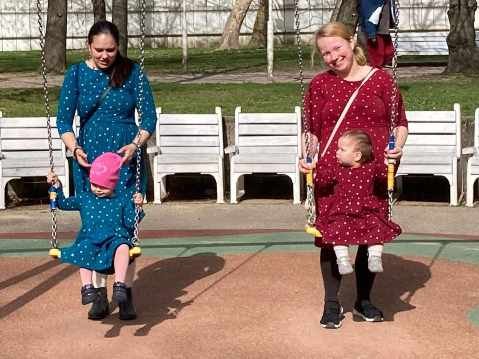 Šaty se zlatými srdíčky