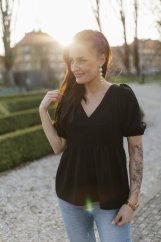 Mušelínová halenka ke kojení s výstřihem - černá