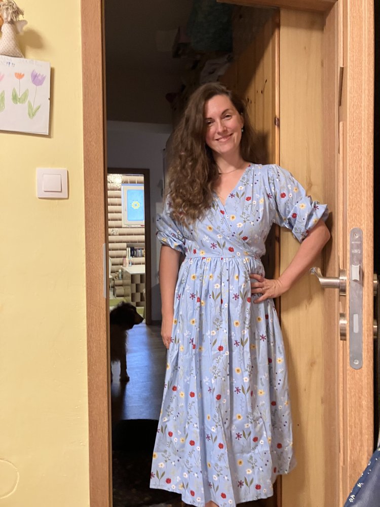 Dobrý den, chtěly bychom ze srdce poděkovat s dcerkou za nádherné šaty od Vás! Myslím, že krásně padnou, jen ty dívčí mohly být asi delší, ale to je moje chyba ve výběru. Bála jsem se, že by větší velikost byla už moc. Je nám v nich ale nádherně, děkujeme!!! Přejeme krásné jarní dny a mnoho radosti z tvorby!