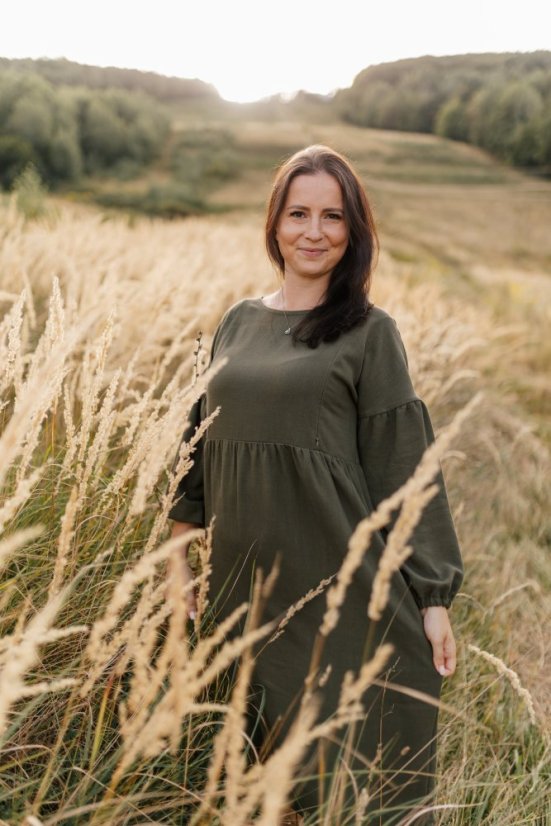 Kojicí šaty "Maison Linen" MIDI - army zelená - Velikost: XS/S