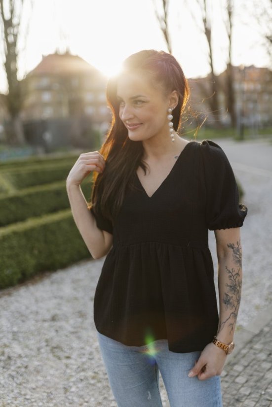 Mušelínová halenka s výstřihem - Černá