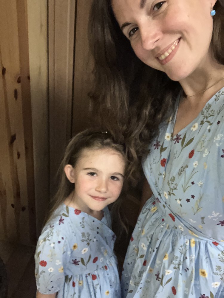 Dobrý den, chtěly bychom ze srdce poděkovat s dcerkou za nádherné šaty od Vás! Myslím, že krásně padnou, jen ty dívčí mohly být asi delší, ale to je moje chyba ve výběru. Bála jsem se, že by větší velikost byla už moc. Je nám v nich ale nádherně, děkujeme!!! Přejeme krásné jarní dny a mnoho radosti z tvorby!