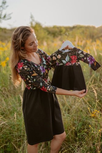 Teplákové šaty ke kojení - MAMA a DCERA - zlaté kvety na čiernej