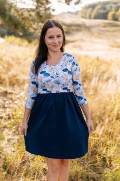 Kojicí šaty „Bohemie“ – modré květiny