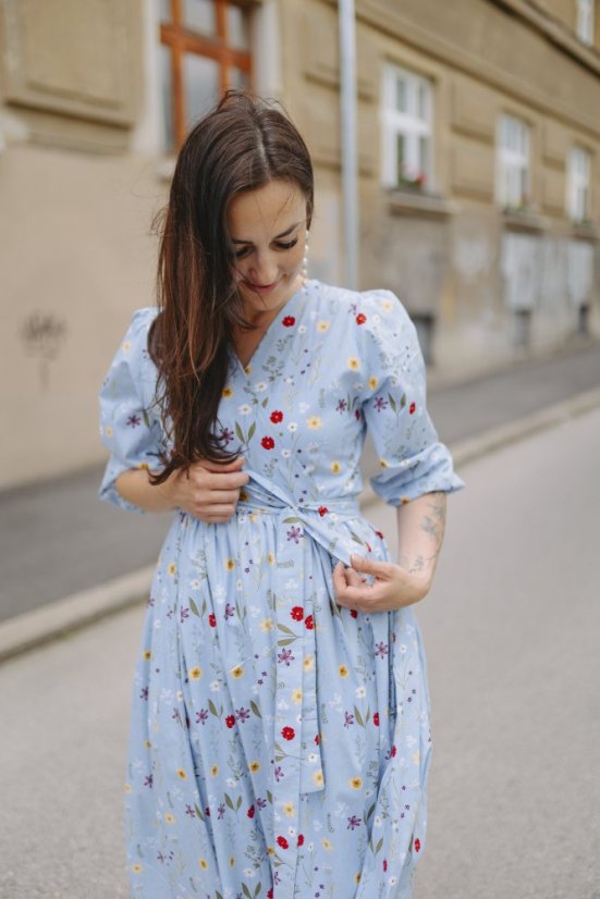 Popelínové zavinovací šaty - MÁMA A DCERA - světle modré květiny - Velikost: M/L