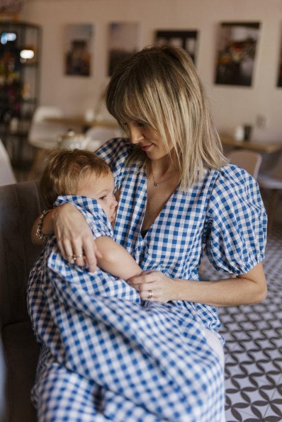 Kojíci šaty "Tartana" - MAMA A DCÉRA - modré - Velikost: M/L