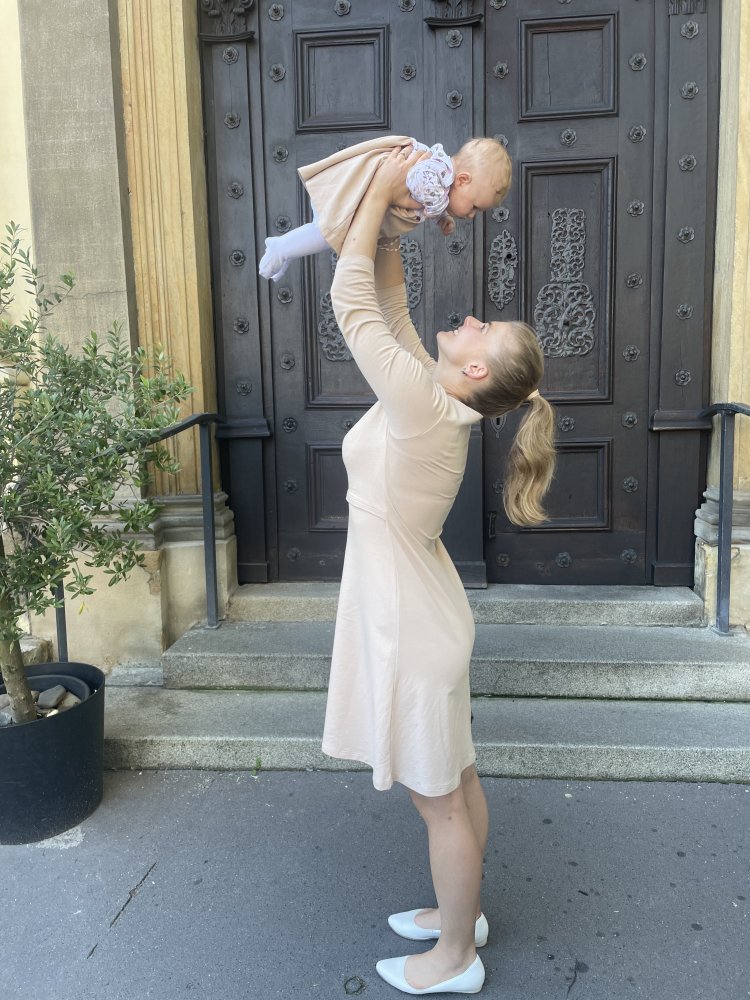 Šaty jsou velmi pohodlné. I v teplém, ještě dalo by se říci letním počasí, v nich bylo opravdu příjemně. A kombinace s máky vypadá velice hezky.  Ještě jednou děkuji. 