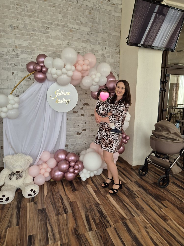 Dobrý deň, z celého srdca sa chcem poďakovať za nádherné šaty pre mňa a pre moju staršiu dcéru. Neuveriteľne pohodlné a kvalitne ušité. Vďaka zipsu na kojenie som vedela nakojiť mladšiu dcéru bez problémov na rodinnej oslave. A obrovské plus dávam strihu šiat! 😄 2 mesiace po pôrode zakryli všetky nedostatky na postave. Proste dokonalé 🩷 Ešte raz ďakujeme!