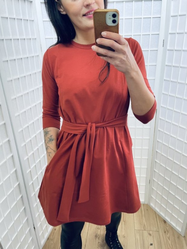 Oversize ačkové šaty s 3/4 rukávem – Cihlové