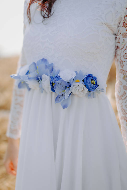 Květovaný svatební pásek – modrý