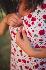 Úpletové tílkové šaty ke kojení - třešně