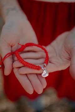 Červený pletený náramek s přívěskem pro MAMU