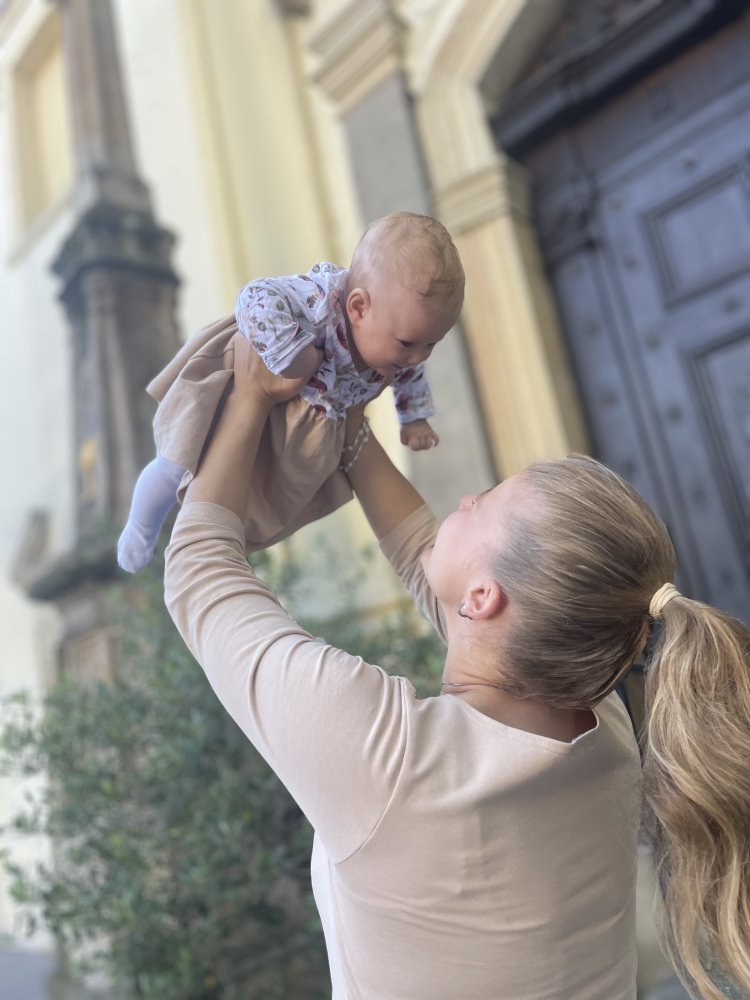 Šaty jsou velmi pohodlné. I v teplém, ještě dalo by se říci letním počasí, v nich bylo opravdu příjemně. A kombinace s máky vypadá velice hezky.  Ještě jednou děkuji. 