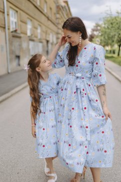 Popelínové zavinovací šaty - MÁMA A DCERA - světle modré květiny